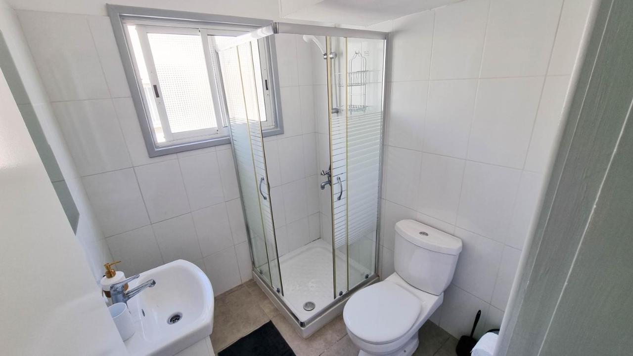 Modern Retreat: 2Br Stylish Apt With Comfy Rooms! Smart Tv With 200Mbps Internet Larnaca Exterior foto